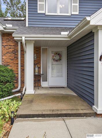 807 Redwood Lane, Papillion, NE 68046