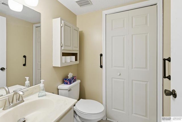 807 Redwood Lane, Papillion, NE 68046