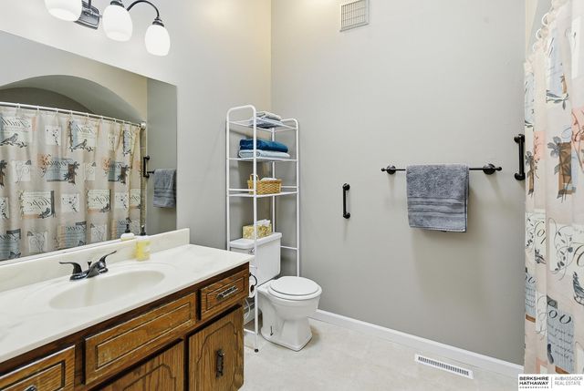 807 Redwood Lane, Papillion, NE 68046
