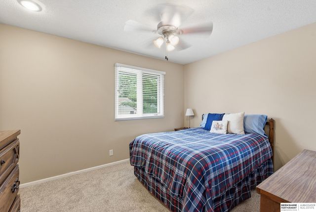 807 Redwood Lane, Papillion, NE 68046