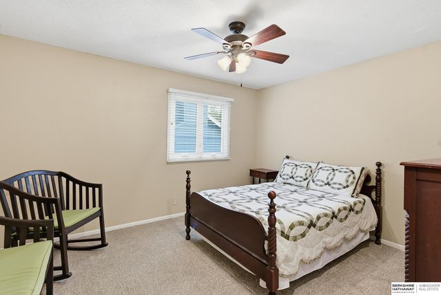 807 Redwood Lane, Papillion, NE 68046