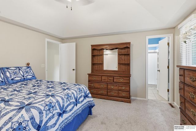 807 Redwood Lane, Papillion, NE 68046
