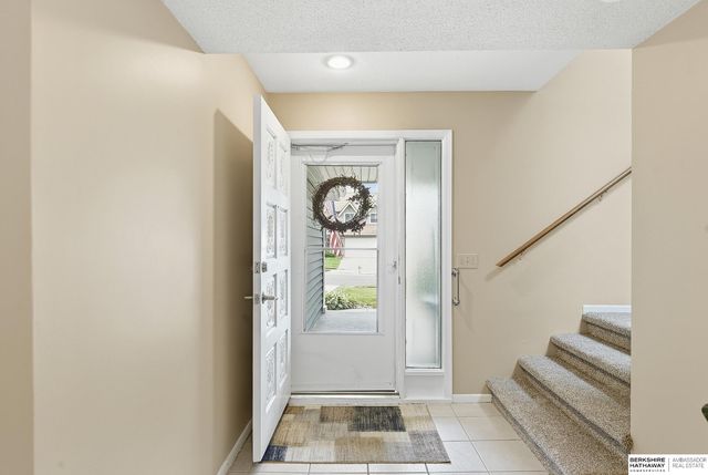 807 Redwood Lane, Papillion, NE 68046