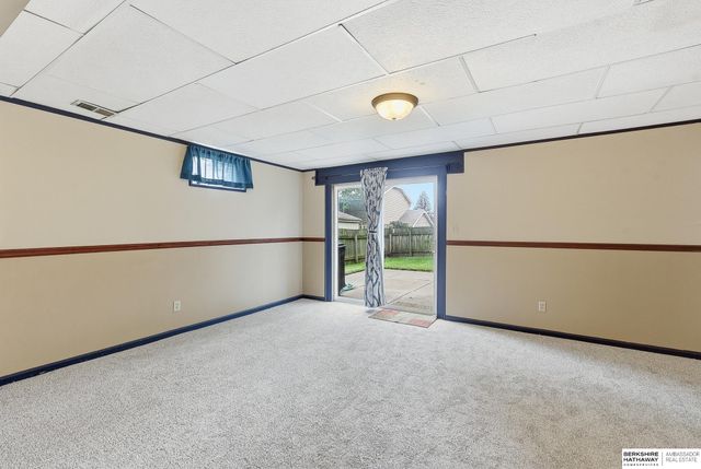 807 Redwood Lane, Papillion, NE 68046