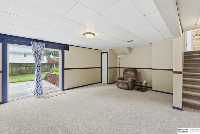 807 Redwood Lane, Papillion, NE 68046