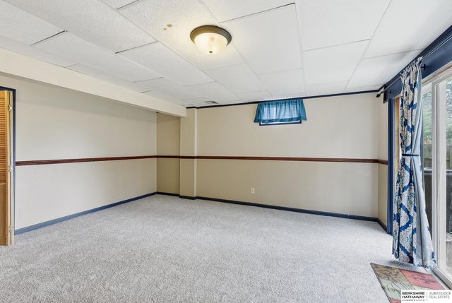 807 Redwood Lane, Papillion, NE 68046