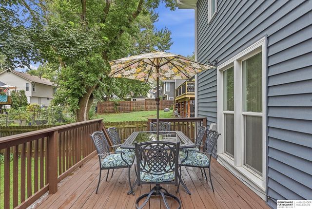 807 Redwood Lane, Papillion, NE 68046