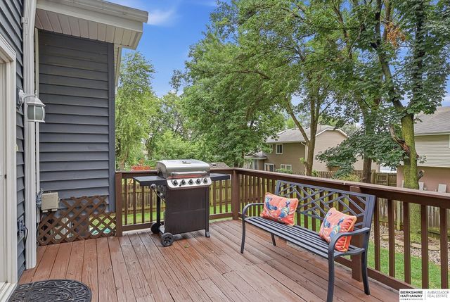 807 Redwood Lane, Papillion, NE 68046
