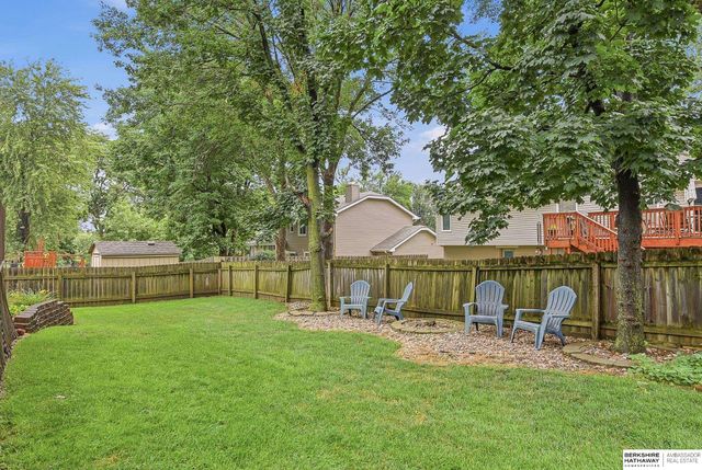 807 Redwood Lane, Papillion, NE 68046