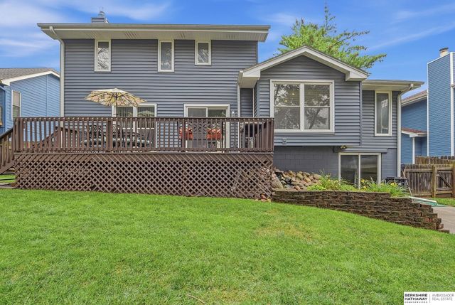 807 Redwood Lane, Papillion, NE 68046