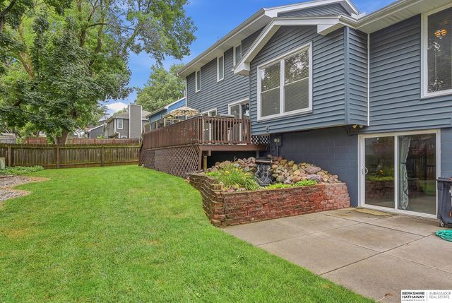 807 Redwood Lane, Papillion, NE 68046