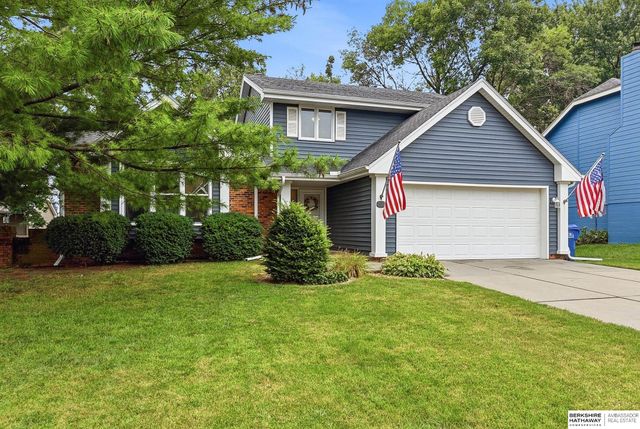 807 Redwood Lane, Papillion, NE 68046