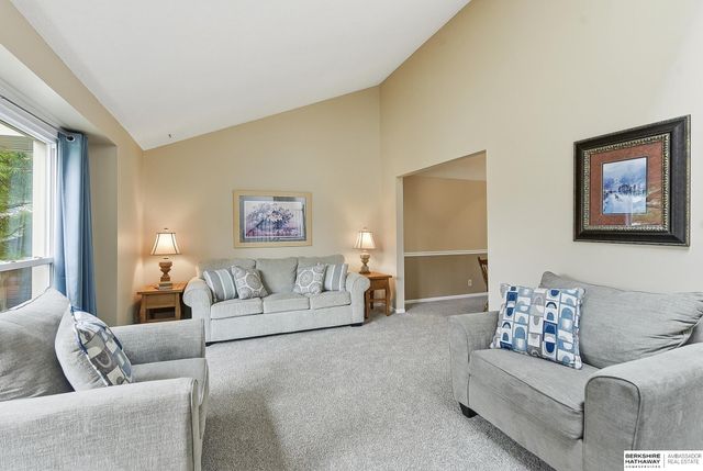 807 Redwood Lane, Papillion, NE 68046