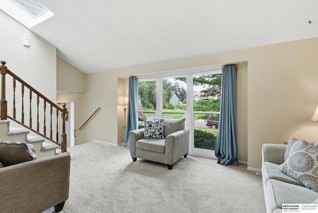807 Redwood Lane, Papillion, NE 68046
