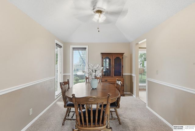 807 Redwood Lane, Papillion, NE 68046