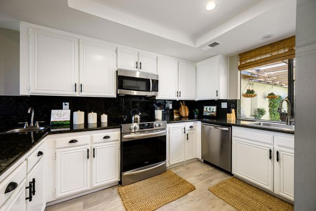 146 Las Lomas, Palm Desert, CA 92260