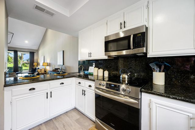 146 Las Lomas, Palm Desert, CA 92260