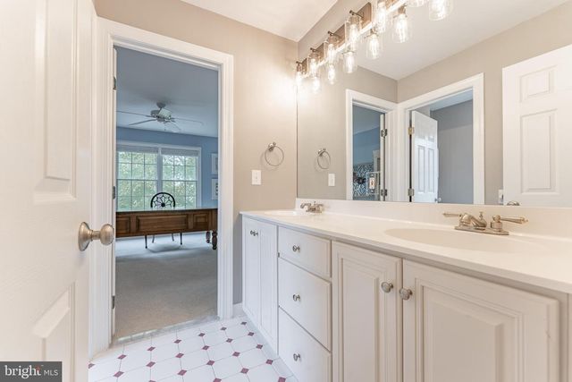 1052 CEDAR MILL LN, West Chester, PA 19382