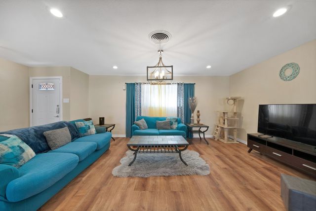 7013 Meadowbrook Drive, Fort Worth, TX 76112