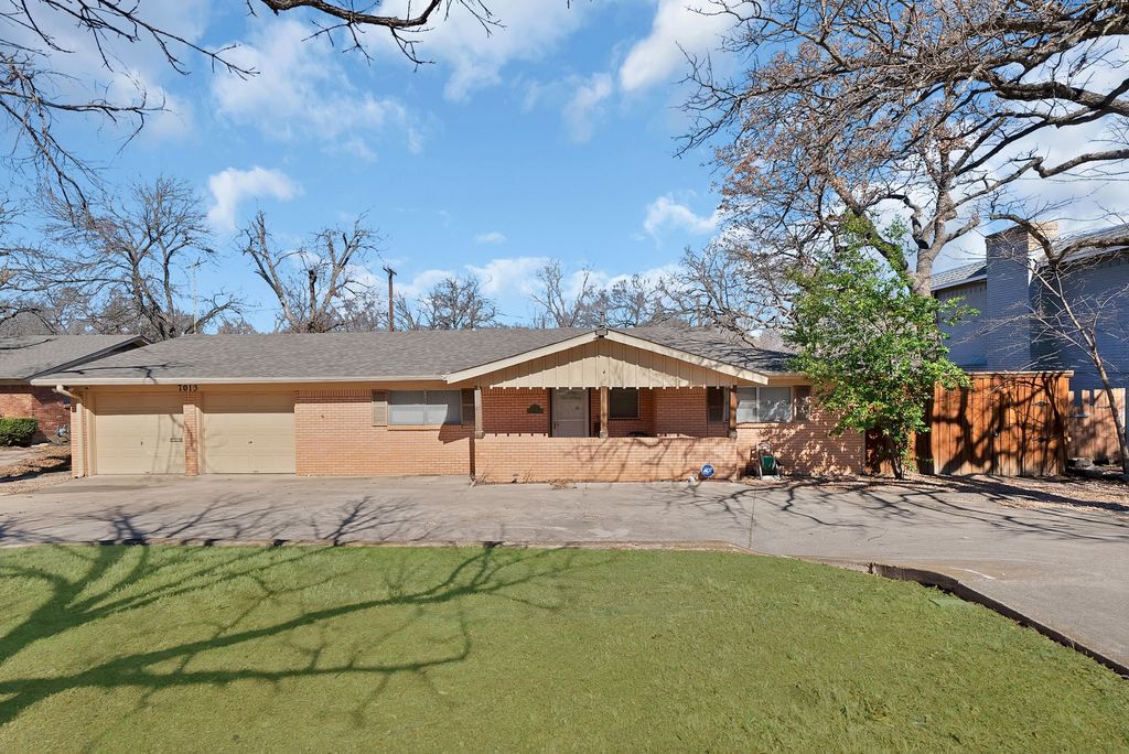 7013 Meadowbrook Drive, Fort Worth, TX 76112