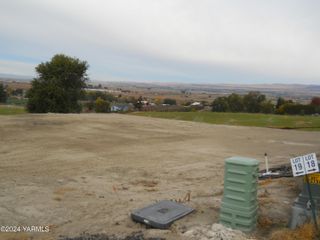 W 1308 Pax Ct, Sunnyside, WA 98944