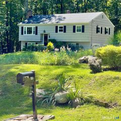 100 Flat Rock Drive, Ridgefield, CT 06877