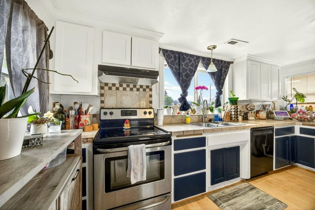 1702 SW Bridge Street, Grants Pass, OR 97526