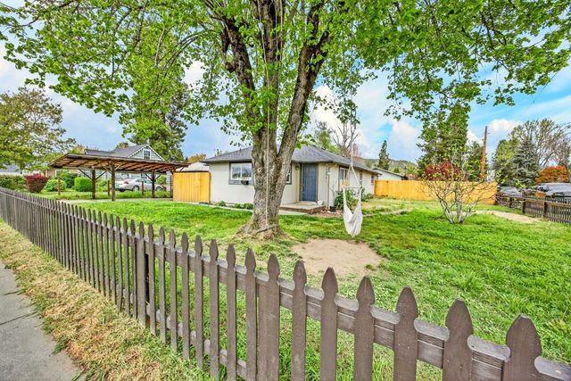 1702 SW Bridge Street, Grants Pass, OR 97526