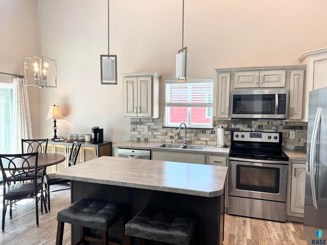 7801 W 65th St Street, Sioux Falls, SD 57106