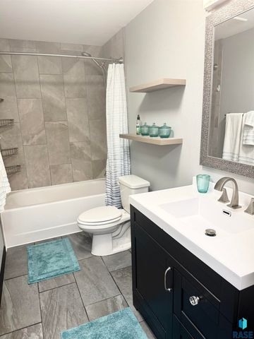 7801 W 65th St Street, Sioux Falls, SD 57106