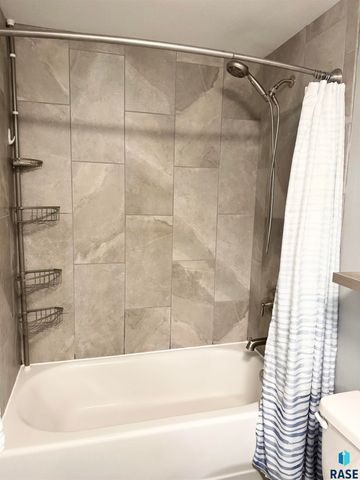 7801 W 65th St Street, Sioux Falls, SD 57106