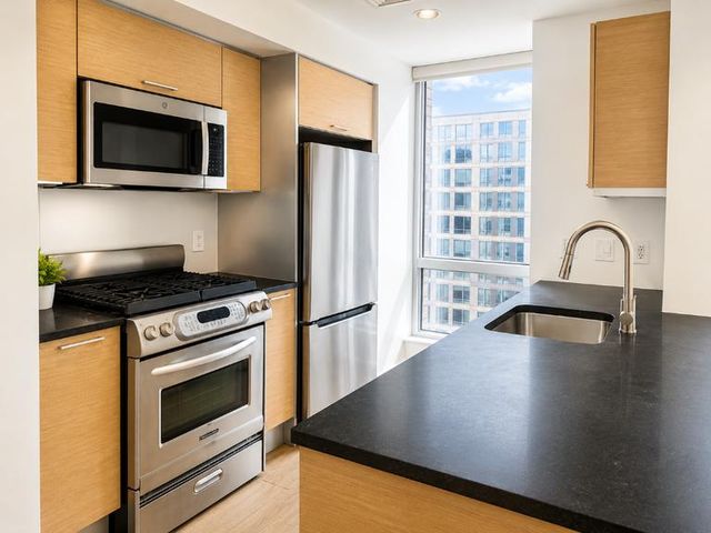 350 W 42nd St Apt 15B, New York City, NY 10036