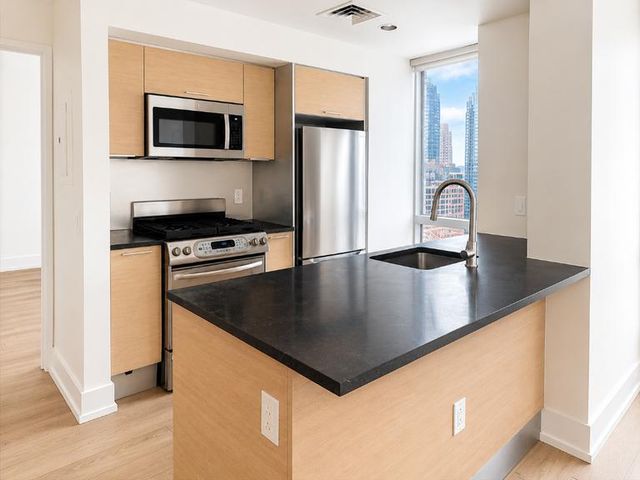 350 W 42nd St Apt 15B, New York City, NY 10036