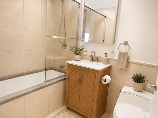350 W 42nd St Apt 15B, New York City, NY 10036