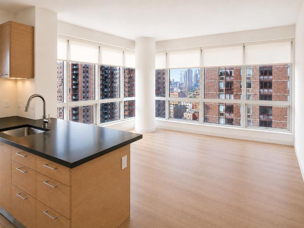 350 W 42nd St Apt 15B, New York City, NY 10036
