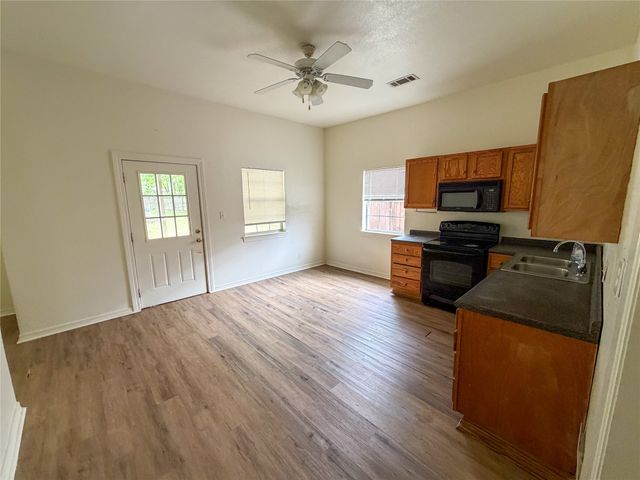 907 W Fischer Street, Sherman, TX 75092