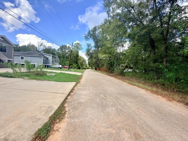 10839 River Dr, Houston, TX 77385