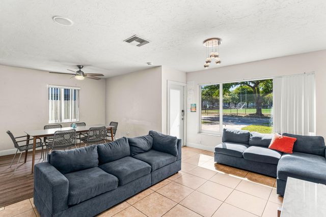 1121 N 66th Terrace, Hollywood, FL 33024