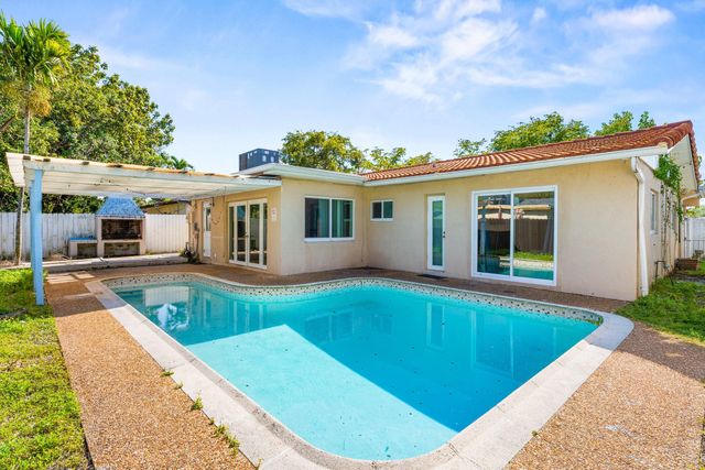 1121 N 66th Terrace, Hollywood, FL 33024
