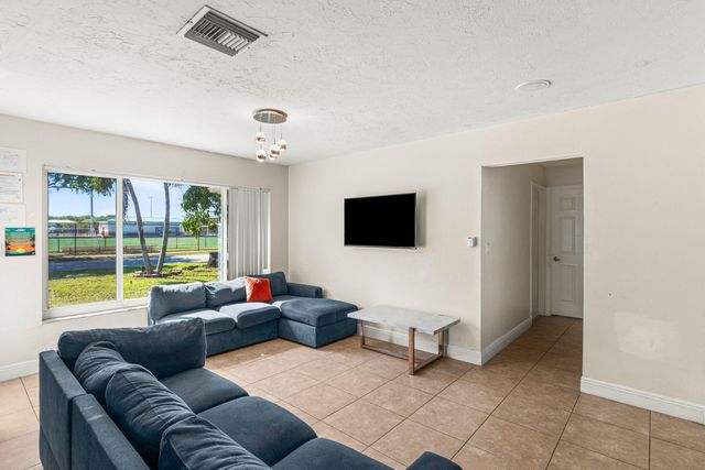 1121 N 66th Terrace, Hollywood, FL 33024