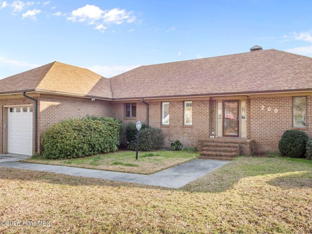 200 Pelican Drive, Newport, NC 28570