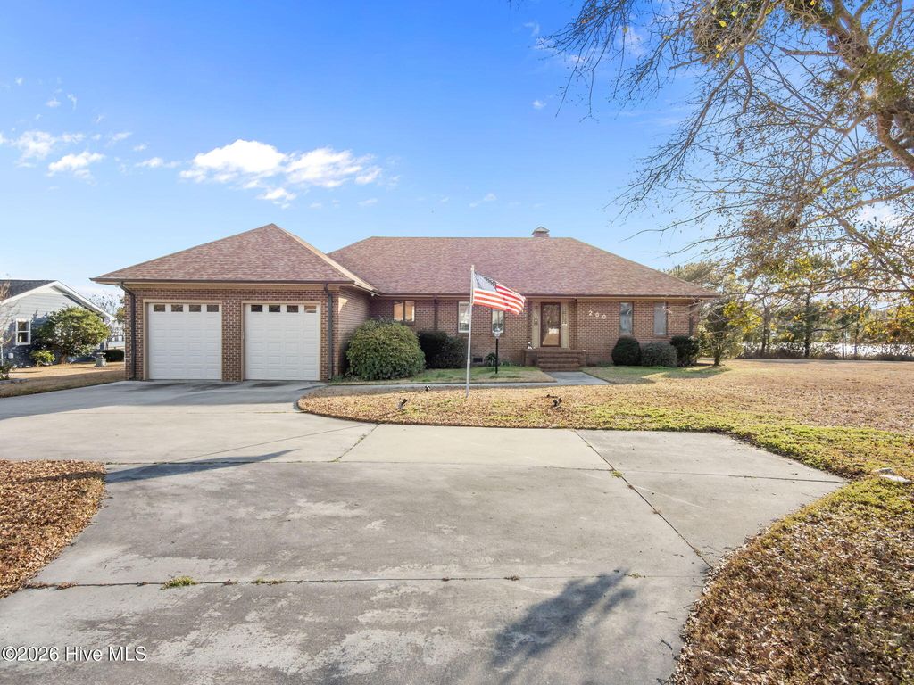 200 Pelican Drive, Newport, NC 28570