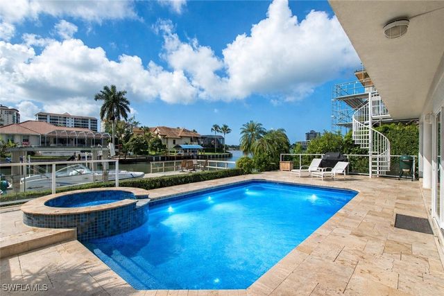 464 Oak AVE, Naples, FL 34108