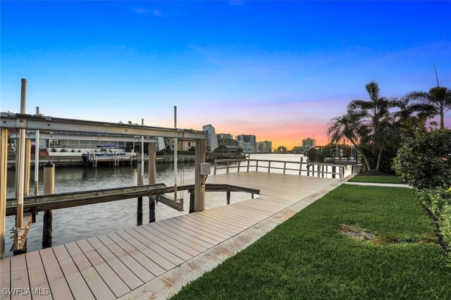 464 Oak AVE, Naples, FL 34108