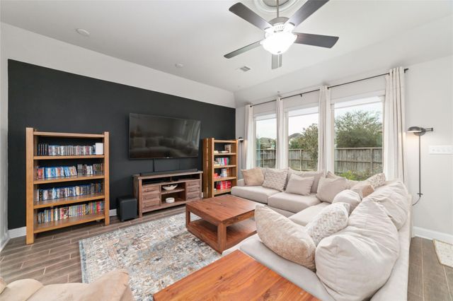 1902 Emerald Breeze Court, Pearland, TX 77089