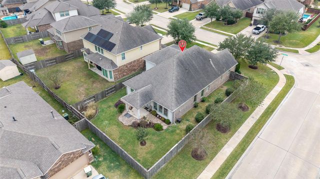 1902 Emerald Breeze Court, Pearland, TX 77089