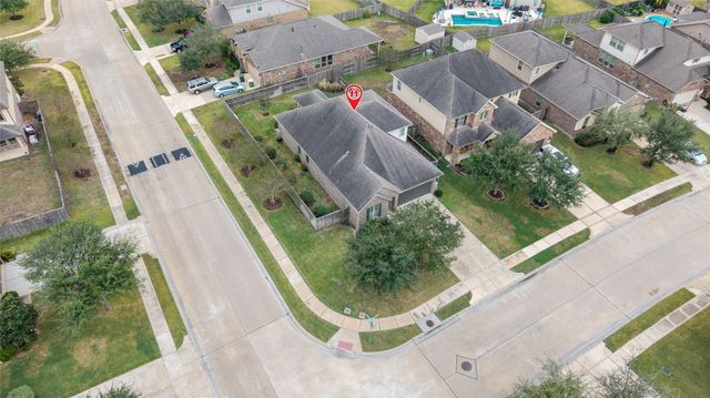 1902 Emerald Breeze Court, Pearland, TX 77089