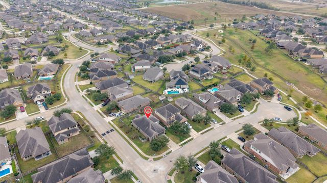 1902 Emerald Breeze Court, Pearland, TX 77089