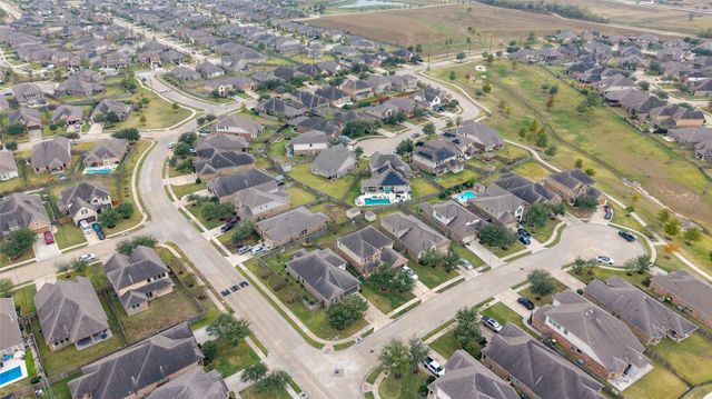 1902 Emerald Breeze Court, Pearland, TX 77089