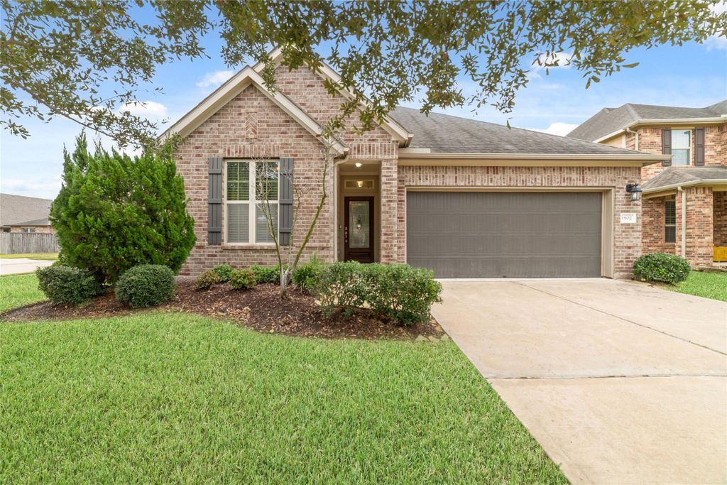 1902 Emerald Breeze Court, Pearland, TX 77089